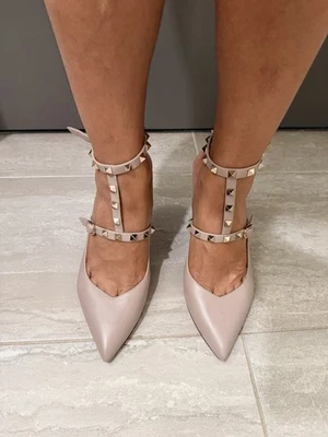 $1195 Nuevo Valentino Garavani Rockstud Enjaulado Correa en T Bombas Nude Poudre Talla 39.5 Foto 1 de 4