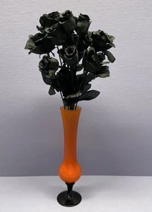 Vintage gefasste Kunstglas Knospenvase orange mit schwarzer Rose/Nelkenstrauß 8,5 Zoll - Bild 1 von 8