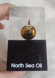 Pisapapeles Lucite vintage con gota de aceite del Mar del Norte - Imagen 1 de 12