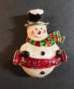 Muñeco de nieve 'Let it Snow' - Pin de metal y esmalte tono dorado de 1,75" x 1,5" - Nuevo sin etiquetas - Imagen 1 de 2