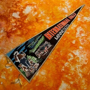 Pennant vintage in feltro – International Falls MN made in Japan 9x27” souvenir da viaggio - Foto 1 di 8