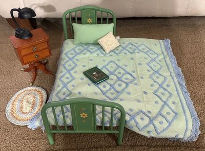 AMERICAN GIRL-KIT KITTREDGE-CAMA CON ROPA DE CAMA, MESITA DE NOCHE, LÁMPARA, ETC. Foto 1 de 4