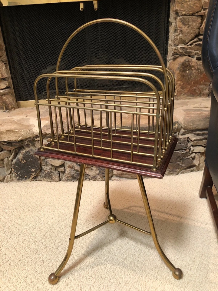 ANTIGUO SOPORTE DE REVISTA DE PERIÓDICO INGLÉS DE LATÓN Y CAOBA GIRATORIO  Foto 1 de 4