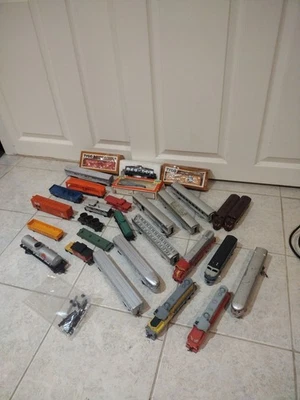 Vintage TYCO HO Scale Model Train Lot Of 29 Carts And Locomotives. - Image 1 of 4