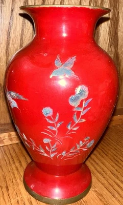 Jarrón japonés vintage de 7” laca roja de latón con incrustaciones de pájaros Foto 1 de 4