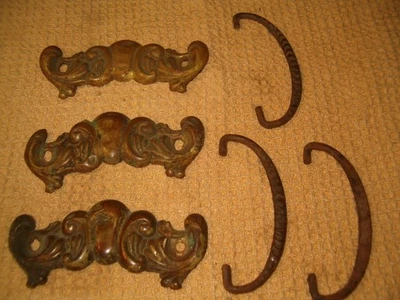 3 tiradores antiguos de cajón de metal BAIL con placas traseras de hojalata - usados y usados - como están Foto 1 de 4