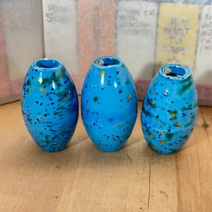 3 Vintage gesprenkelte Makramee Perlen, 70er türkis blau Keramikfässer - Bild 1 von 6
