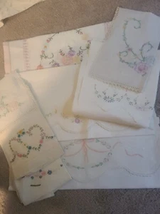 VNTG EMBROIDERED LINENS(8)PROFESSIONALLY LAUNDERED OUTOFTHE PAST - Picture 1 of 2