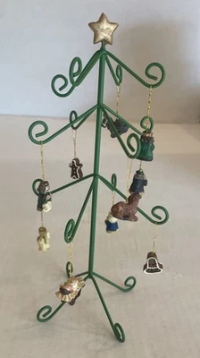 Árbol de Navidad de alambre de metal verde de 9" con estrella y 10 mini adornos de resina Foto 1 de 4