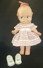 Cameo Kewpie Puppe 10" mit Schuhen und rosa kariertem Kleid und Band