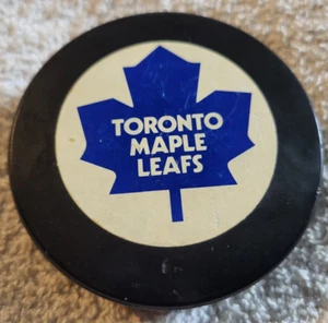 Toronto Maple Leafs Hockey Puck Viceroy 1980s - Sticker logo on Puck - Imagen 1 de 5