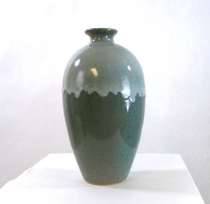 HAND THROWN DRIP EDGE BLUE GREEN STONEWARE KILNED POTTERY VASE tko - Picture 1 of 7