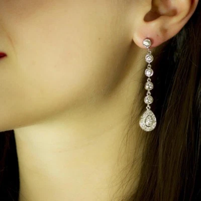 Pendientes de novia clásicos simples de plata colgantes en forma de lágrima con diamantes de imitación  Foto 1 de 4