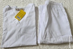 NEW Green Town Womens White Scrub Set Top & Pants SZ/XS NWT - Picture 1 of 9