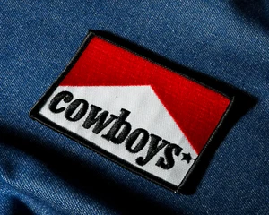 Retro Cowboys Cigarette Style Patch – Red & White Iron-On Embroidered (6 x 8 cm) - Picture 1 of 4