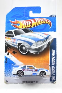 Ford Mustang 1992 1/64 diecast Hot Wheels Racing 2011 blanco y azul - Imagen 1 de 5
