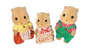 Lotto di 3 figurine vintage Lil Woodeez Calico Critters Beaver Family mamma papà bambino - Foto 1 di 8