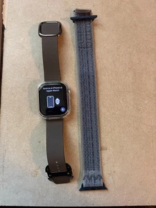 Montre connectée GPS Apple Watch Series 10 (42 mm) - Argent avec plusieurs bracelets - Occasion - Photo 1 sur 2