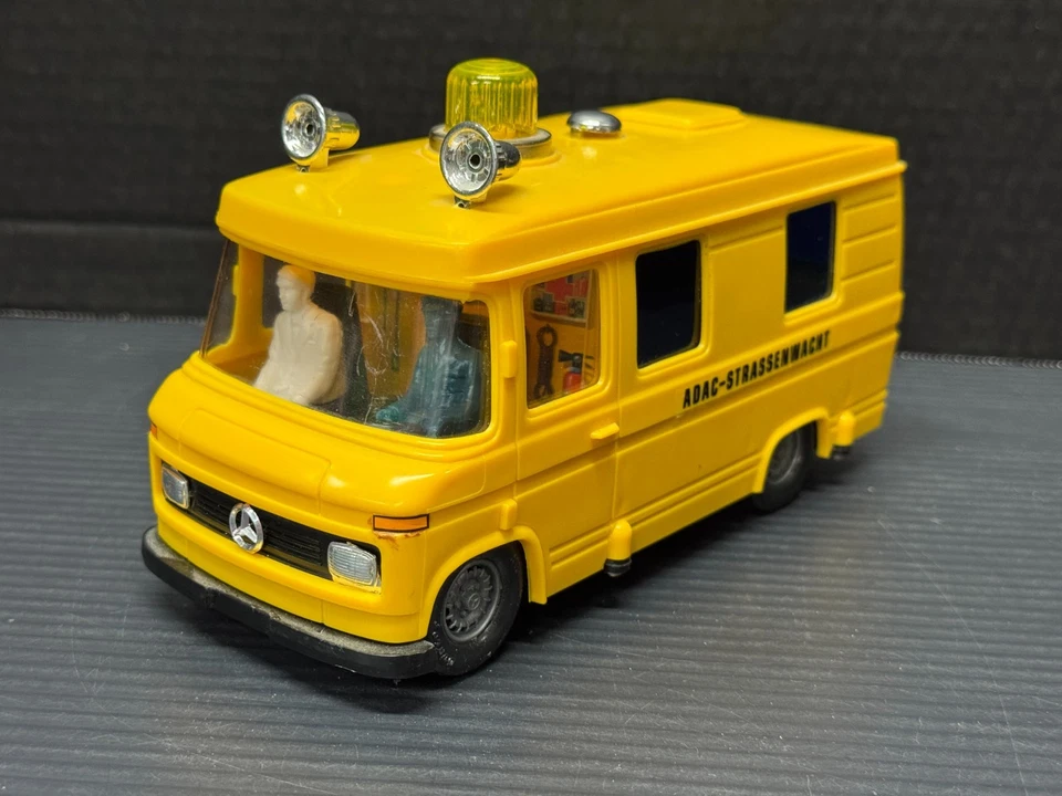 Furgoneta Mercedes de plástico ADAC-STRASSENWACHT - Hecha en Hong Kong - Solo piezas Foto 1 de 4