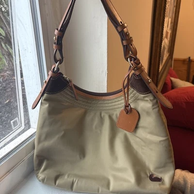 Bolso de Hombro Dooney & Bourke Tostado Erica Hobo Grande Nylon Foto 1 de 4