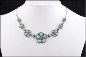 NEU PILGRIM DE GOLD KETTE HALSKETTE GRÜN EMAILLE OFFENE BLUMEN SWAROVSKI KRISTALLE  - Bild 1 von 2