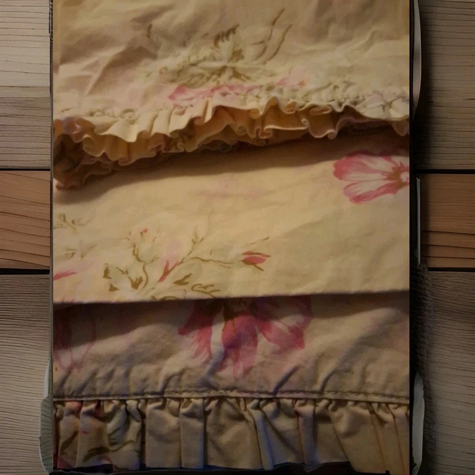 Sábana plana floral Pine Cone Hill Caroline Queen con FUNDA DE ALMOHADA ST amarilla con volantes Foto 1 de 4