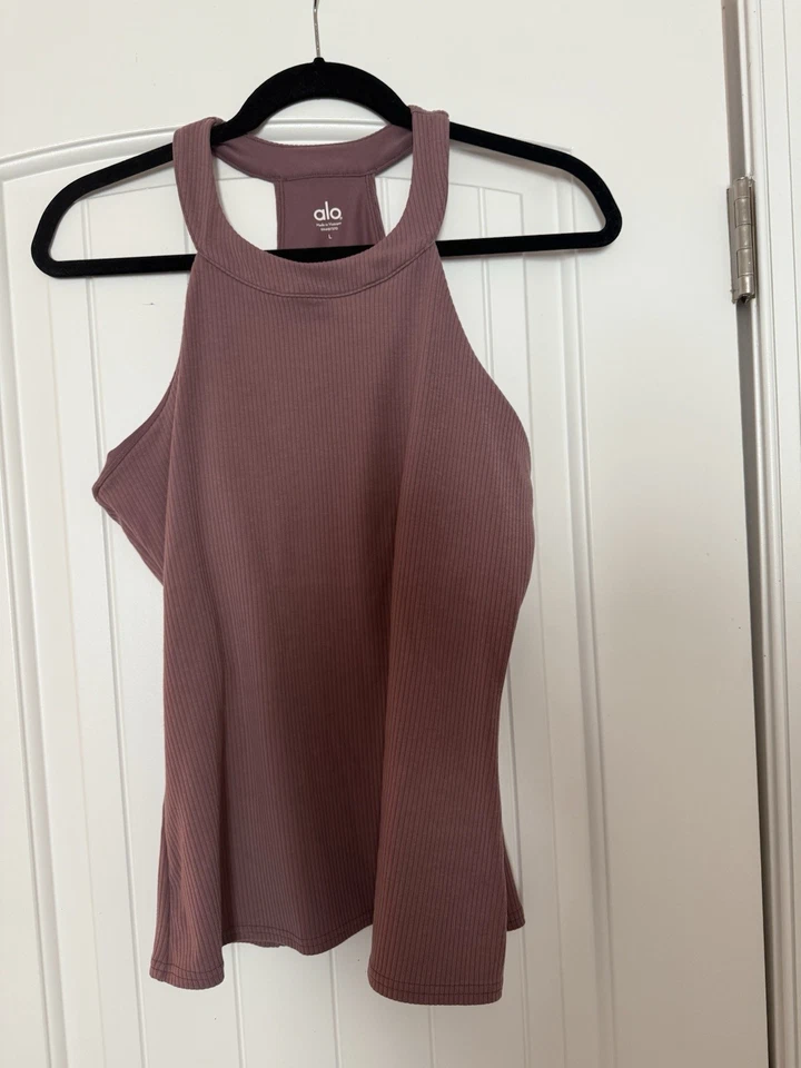 Sujetador de estante grande acanalado Alo Yoga Top  Foto 1 de 3