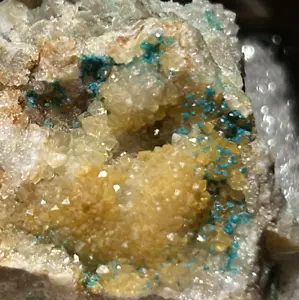 SPANGOLITA sobre cuarzo (TN) - mina Mex-Tex, Bingham, condado de Socorro, Nuevo México - Imagen 1 de 8