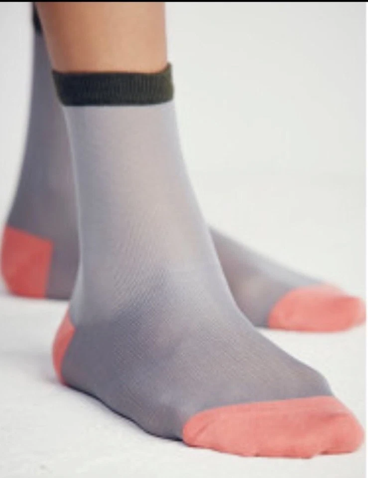 NUEVO CON ETIQUETAS Free People Anastasia Gris Transparente Rosa Calcetines al Tobillo, Talla 9-11 Foto 1 de 1