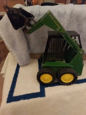 BOLD  JOHN DEERE BOBCAT 6"L X 5" W X 6" H BY ERTL NO 569-7611 READ DESCRIPTION - Image 1 of 4