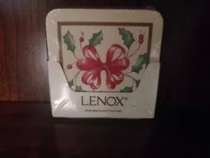 Lenox Holiday Christmas Set di 4 Sottobicchieri Vintage NUOVI Sigillati Agrifoglio e Bacche - Foto 1 di 2