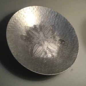 "Bandeja para servir decorativa redonda vintage forjada a mano de 11,5"" Canterbury Arts - Imagen 1 de 4