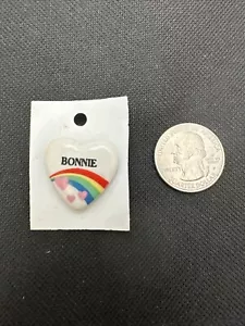 Vintage 1980er 80er Jahre Regenbogen Herz Name Pin ""Bonnie"" für Hut Tasche Jacke Shirt - Bild 1 von 2