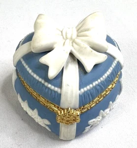 Caja de baratijas de porcelana corazón azul arco blanco ajuste de tono cierre a presión victoriano - Imagen 1 de 8
