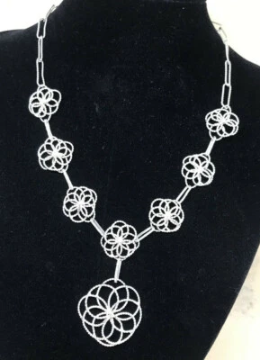 COLLANA ARGENTO ANNI 70  ESEGUITA A MANO UTILIZZANDO FILI ARGENTO ATTOCIGLIATO - Immagine 1 di 4