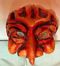 Vecchia maschera in cartapesta Pulcinella rosso arancio marrone teatro