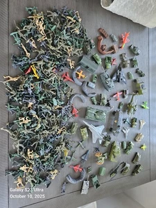 Enorme lotto vintage di plastica verde e marrone esercito uomini e veicoli aerei carri armati ecc - Foto 1 di 13