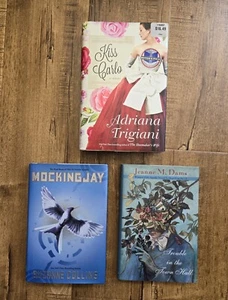 3 HC/DJ Books: Mockingjay The Hunger Games + Trouble In The Water + Kiss Carlo - Foto 1 di 11