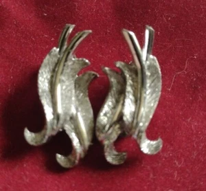 Orecchini Vintage FIRMATI PELL Tono Argento Clip-On PIUMA FOGLIA TESTURIZZATA SPAZZOLATA - Foto 1 di 4