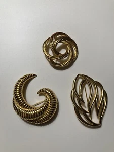 Vintage Gold Tone Monet Brooch Pin  Lot Of 3 Vtg Signed Estate Leaf Jewelry MCM - Picture 1 of 21