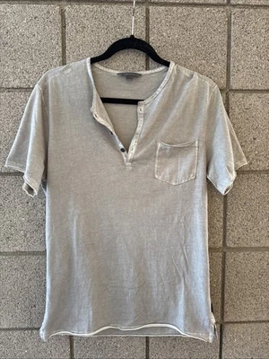 Camisa Henley gris John Varvatos para hombre a presión 1/4 botón, manga corta, algodón suave Foto 1 de 4