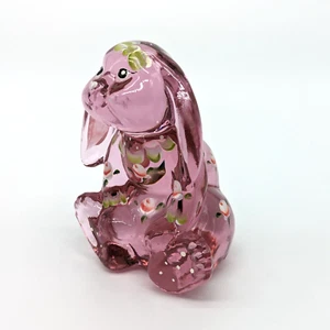 Fenton Glas Schlaufenohr Hase Figur Madras rosa Preiselbeere Blumen signiert Cronin - Bild 1 von 8