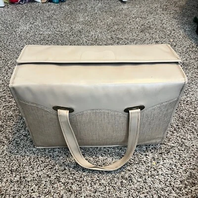 Bolso porta pañales vintage para bebé con biberones de vidrio pañales de tela. Foto 1 de 4