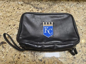 Kansas City Royals MLB Auténtico Juego Usado Viaje Artículos de Aseo Bolso Cuero Sintético - Imagen 1 de 6