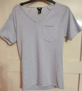 H&M T-Shirt Basic Strech V-Ausschnitt Größe XS hellblau mit Tasche - Bild 1 von 3