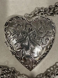 Collana catena lunga vintage Avon in argento con ciondolo armadietto cuore A13 - Foto 1 di 9