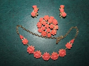 1940s PINK ROSES CHOKER PIN BROOCH & CLIP EARRINGS SET CELLULOID GOLD TONE - Picture 1 of 2