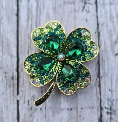 Broche de cristal de trébol magnético. Pin de San Patricio. Solapa de la suerte, joyería irlandesa Foto 1 de 4
