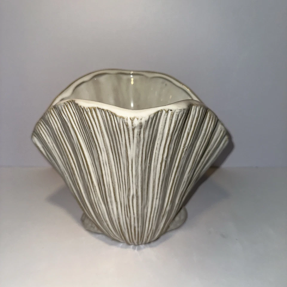 Jarrón maceta de gres estilo Bloomingville orgánico con forma de concha de mar Foto 1 de 4