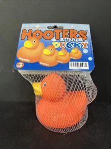 Paquete de pato de goma naranja Hooters recuerdo vintage restaurante baño juguete chirridos - Imagen 1 de 10